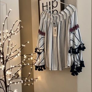 ★ Off-Shoulder Top NEVER WORN ★